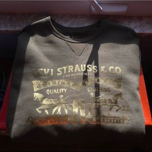 Olive green and gold Levi’s Sweatshirt🔥